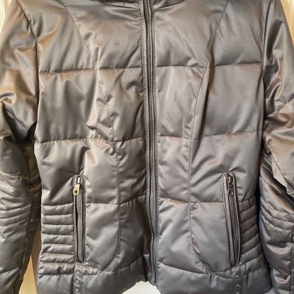 Obermeyer ski jacket with detachable hood. Like new. Size 6 - Picture 4 of 6